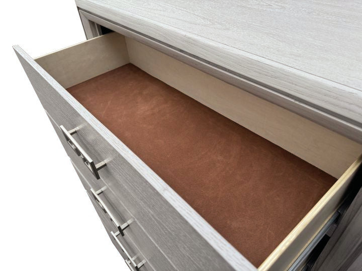 Basilone White Chest