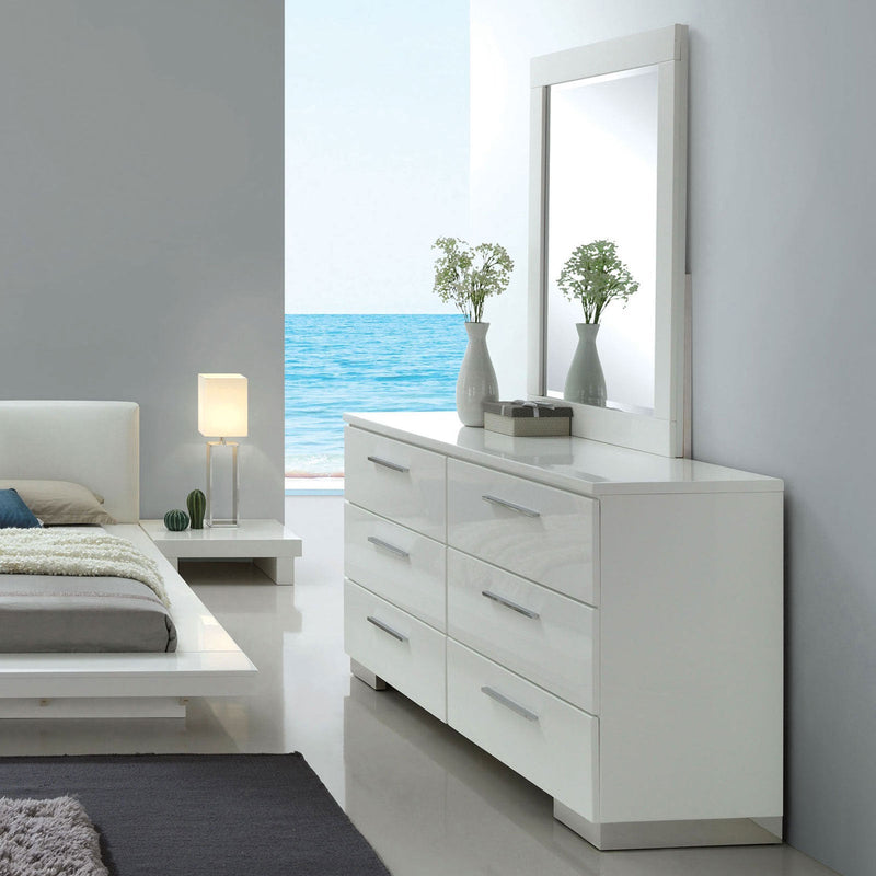 Christie White 5 Pc. Queen Bedroom Set w/ Chest
