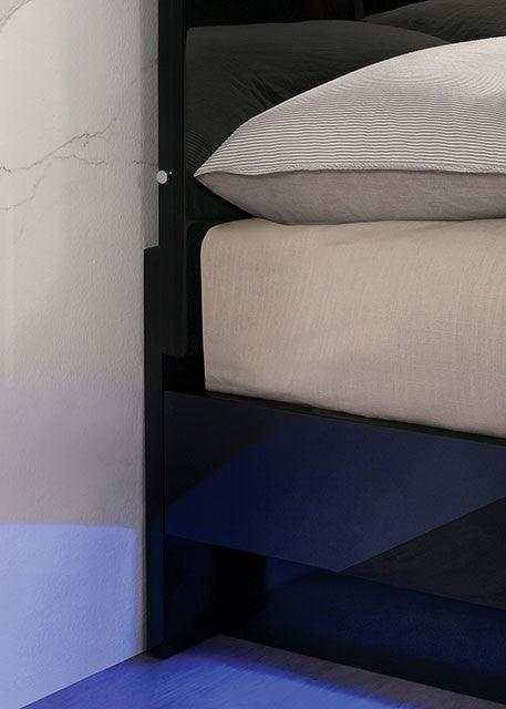 Erlach Black & Chrome Cal. King Panel Bed