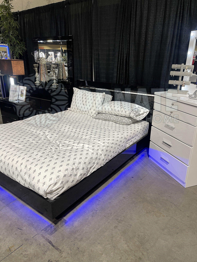 Erlach Black & Chrome Cal. King Panel Bed