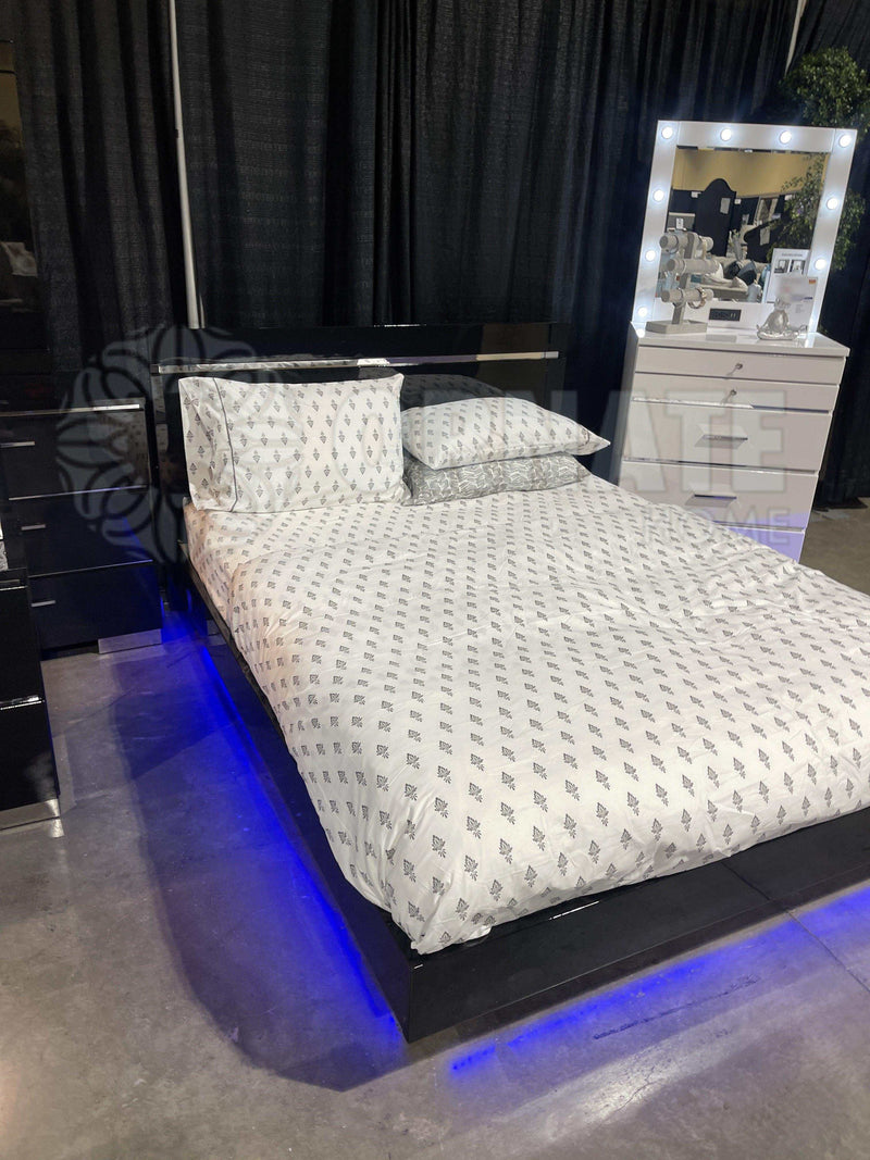 Erlach Black & Chrome Cal. King Panel Bed
