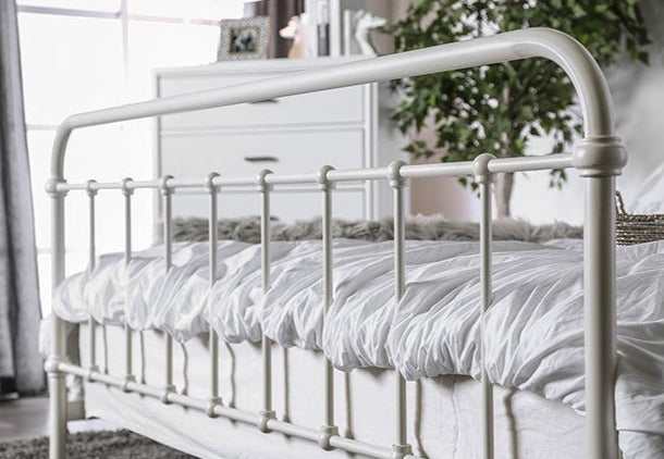 Iria Vintage White California King Bed