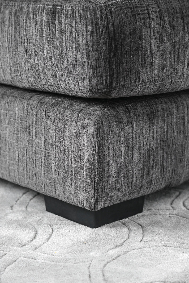Kaylee Gray U-Shaped Sectional w/ Ottoman Right Chaise
