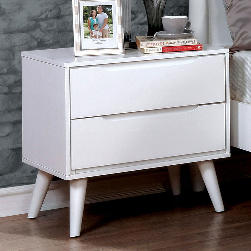 Lennart White 5 Pc. Queen Bedroom Set w/ 2NS