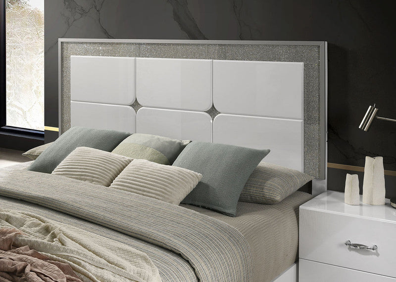 Stoholm White 5 Pc. Queen Bedroom Set w/ Chest